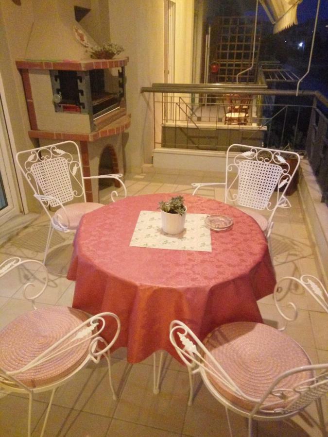 Ritsa Apartment Peraía Екстериор снимка
